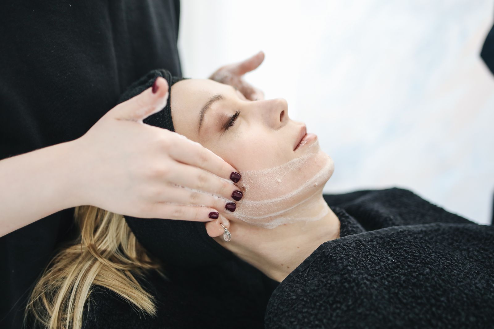 Cliente durante um tratamento facial